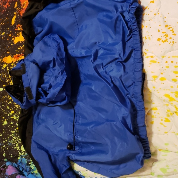 Marlboro Windbreaker Men's Medium. Has hood tucked in collar. - Picture 4 of 4